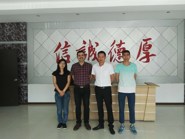 M. Reza Rousta先生與創(chuàng)想儀器總經(jīng)理、外貿(mào)經(jīng)理等合影