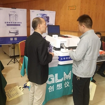 展臺(tái)前客戶在咨詢 展臺(tái)前客戶在咨詢