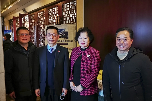 中國鑄造協(xié)會秘書長張志勇，天津鑄鍛行業(yè)協(xié)會秘書長王繼英蒞臨創(chuàng)想儀器展位前參觀指導